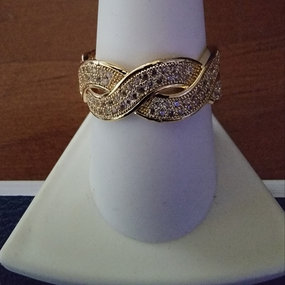 NEW ROSE GOLD PLATED INFINITY RING - Picture 2 of 3